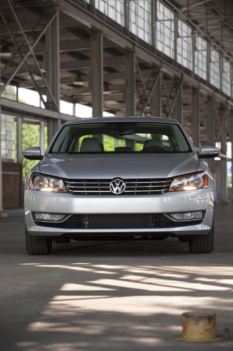  Volkswagen Passat 2011 года  (US) (фото 54 из 111)